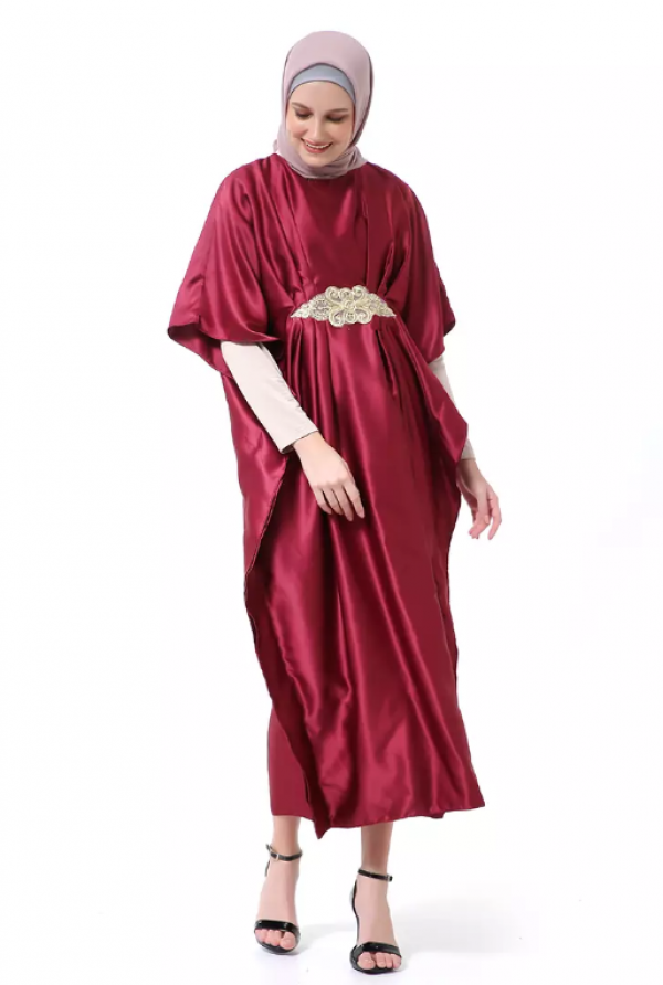 Kaftan dengan motif etnik yang modern